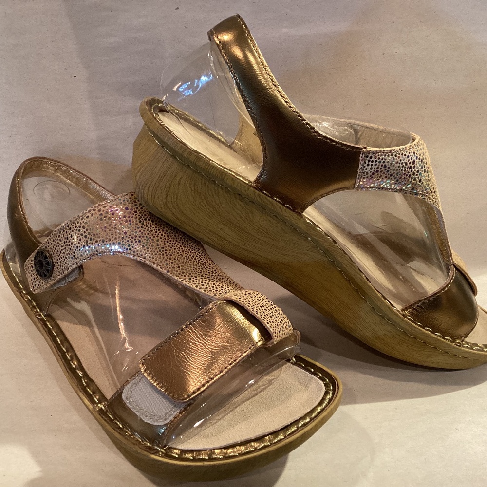 Brand new Goldtone Alegria leather sandals: style is the Kendra